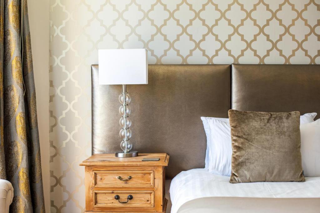 Westwell Hall Guest Accommodation, Bed & Breakfast, Luxury Rooms 伊尔弗勒科姆 外观 照片