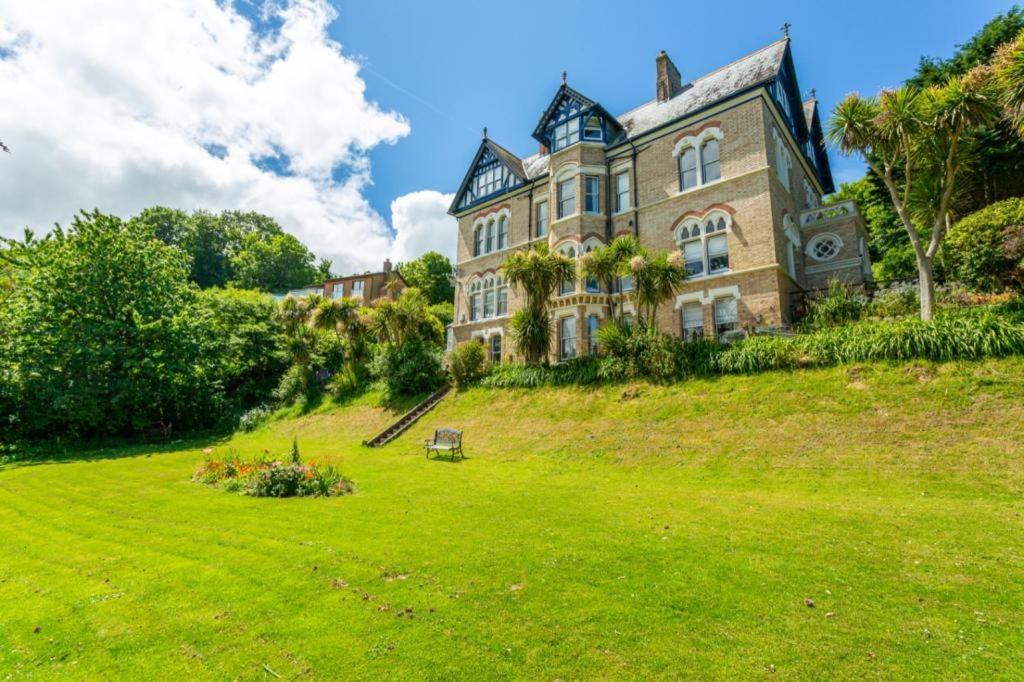 Westwell Hall Guest Accommodation, Bed & Breakfast, Luxury Rooms 伊尔弗勒科姆 外观 照片